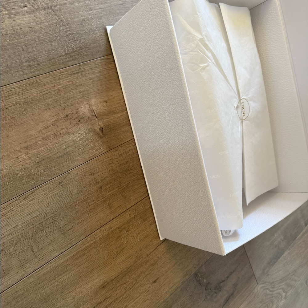 Dior White Box with Gold Lettering - Picture 9 of 9